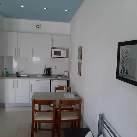 Lejlighed In With Sea Views & Pool Mpenitses