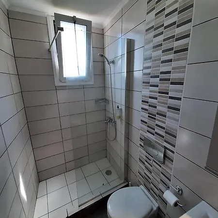 Lejlighed In With Sea Views & Pool Mpenitses