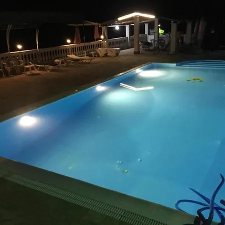 In With Sea Views & Pool شقة